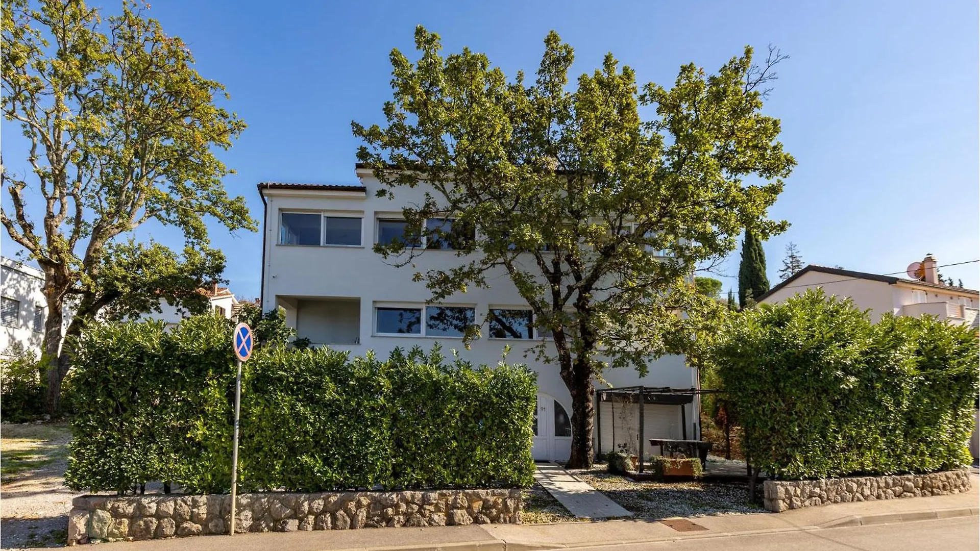 Nice Apartment In Njivice With Kitchen